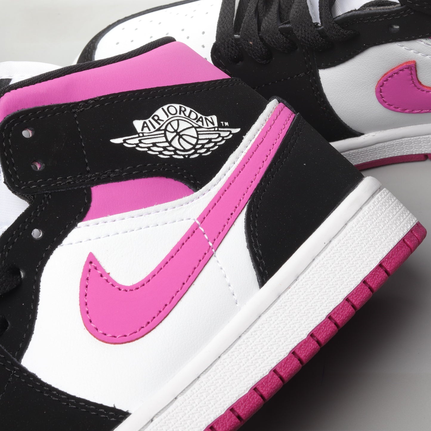 Air Jordan 1 Mid WMNS